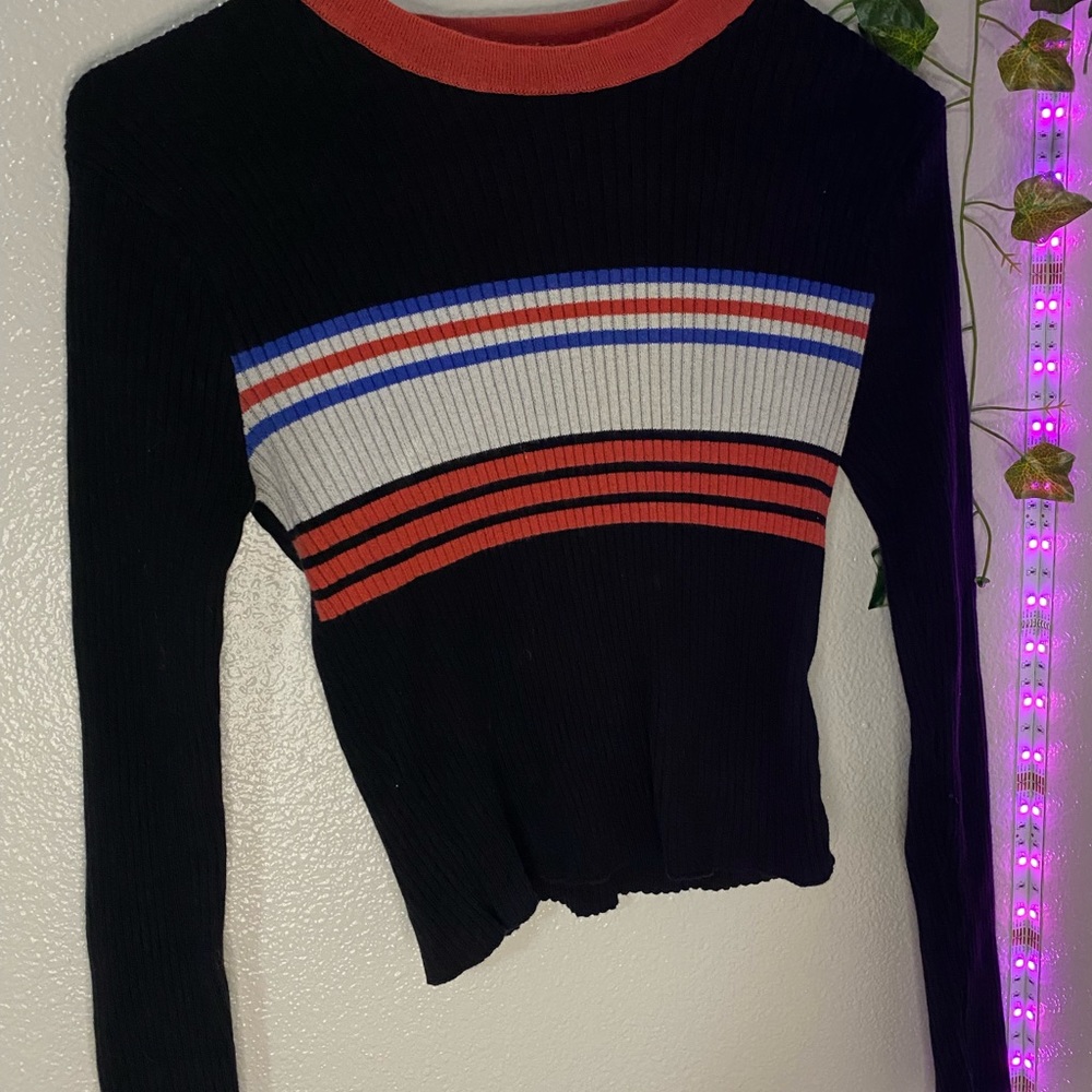Divided H&M Black Long Sleeve Crop Top for Trendsetting Style